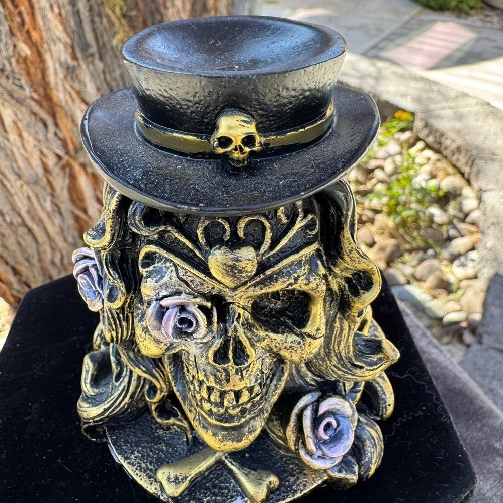 Unicorn stone sphere with flower skull stand - Picture 5 of 6
